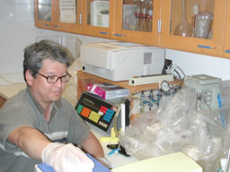 Picture of James Kuwabara in the laboratory